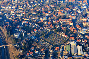 Vue aérienne de Centre-ville et cimetière vus du sud à le quartier Höchst in  Odw. in Höchst im Odenwald dans le département Hesse, Allemagne