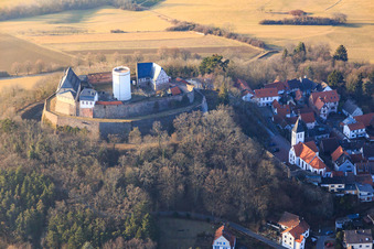 Vue aérienne de Veste Otzberg en hiver à le quartier Hering in Otzberg dans le département Hesse, Allemagne