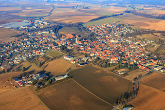 Vue aérienne de Vue du village de l'Odenwald depuis le sud à le quartier Lengfeld in Otzberg dans le département Hesse, Allemagne