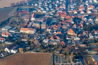 Vue aérienne de Maison Saint-Joseph à le quartier Klein-Zimmern in Groß-Zimmern dans le département Hesse, Allemagne