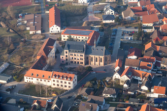 Vue aérienne de Site, administration et siège de l'organisation d'aide à but non lucratif St. Josephshaus Children and Youth Welfare Center non-profit GmbH à le quartier Klein-Zimmern in Groß-Zimmern dans le département Hesse, Allemagne