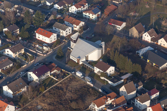 Vue aérienne de Bâtiment d'église au centre du village à le quartier Klein-Zimmern in Groß-Zimmern dans le département Hesse, Allemagne