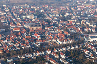 Vue aérienne de Église dans le vieux centre-ville à Dieburg dans le département Hesse, Allemagne