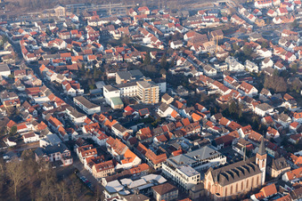 Vue aérienne de Église paroissiale Saint-Pierre-et-Paul dans le centre historique à Dieburg dans le département Hesse, Allemagne