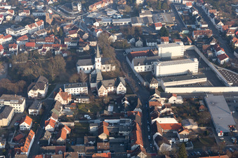 Vue aérienne de Établissement correctionnel et chapelle de la Grâce à Dieburg dans le département Hesse, Allemagne