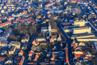 Vue aérienne de Chapelle de la Grâce Dieburg, Établissement correctionnel Dieburg et École Sainte-Marie à Dieburg dans le département Hesse, Allemagne