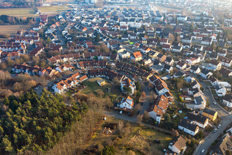 Vue aérienne de Village - vue avec rues semi-circulaires à Ober-Ramstadt dans le département Hesse, Allemagne