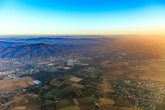 Vue aérienne de Vue du nord-ouest avec l'Odenwald et le Melibokus en arrière-plan à le quartier Alsbach in Alsbach-Hähnlein dans le département Hesse, Allemagne