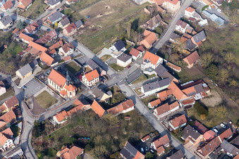 Vue aérienne de Bâtiment d'église au centre du village à Oberlauterbach dans le département Bas Rhin, France