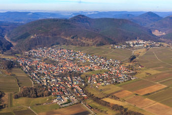 Vue aérienne de Vue de la ville au bord du Haardt depuis l'est à Klingenmünster dans le département Rhénanie-Palatinat, Allemagne