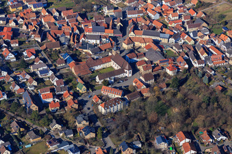 Vue aérienne de Église collégiale Klingenmünster au centre paroissial de Saint-Michel et hôtel Stiftsgut Keysermühle à Klingenmünster dans le département Rhénanie-Palatinat, Allemagne