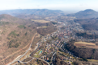 Vue aérienne de Annweiler am Trifels dans le département Rhénanie-Palatinat, Allemagne