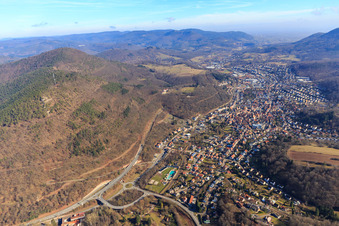 Vue aérienne de Vue de la ville dans le Queichttal depuis l'ouest à Annweiler am Trifels dans le département Rhénanie-Palatinat, Allemagne