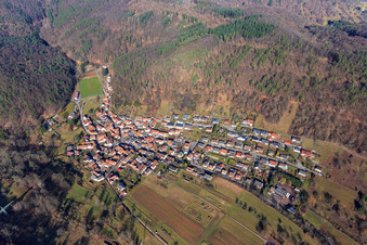 Vue aérienne de Vue de la forêt du Palatinat depuis le sud à le quartier Gräfenhausen in Annweiler am Trifels dans le département Rhénanie-Palatinat, Allemagne