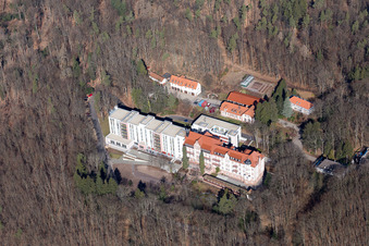 Photographie aérienne de Clinique spécialisée 1. Clinique de réadaptation pour les patients souffrant de dépendance. à Eußerthal dans le département Rhénanie-Palatinat, Allemagne