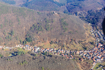 Vue aérienne de Schlossbergstraße depuis le sud à Ramberg dans le département Rhénanie-Palatinat, Allemagne