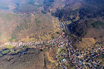 Vue aérienne de Prairie du village au centre à Ramberg dans le département Rhénanie-Palatinat, Allemagne