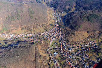 Vue aérienne de Rue principale à Ramberg dans le département Rhénanie-Palatinat, Allemagne