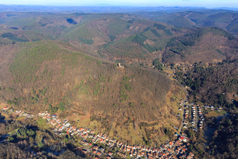 Vue aérienne de Ruines du château de Ramburg sur le Ramberg à Ramberg dans le département Rhénanie-Palatinat, Allemagne