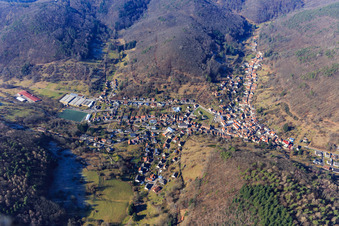 Vue aérienne de Prairie du village au centre depuis l'est à Ramberg dans le département Rhénanie-Palatinat, Allemagne