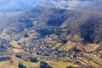 Vue aérienne de Vue du village dans la forêt du Palatinat depuis le nord-est à Dernbach dans le département Rhénanie-Palatinat, Allemagne