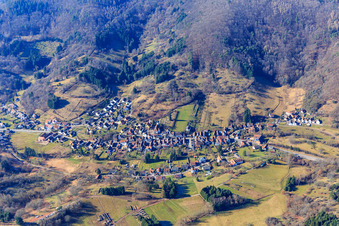 Vue aérienne de Vue du village dans la forêt du Palatinat depuis l'est à Dernbach dans le département Rhénanie-Palatinat, Allemagne