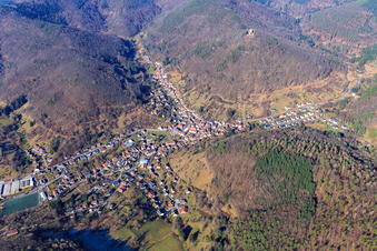 Vue aérienne de Vue du village dans la forêt du Palatinat depuis le sud-est à Ramberg dans le département Rhénanie-Palatinat, Allemagne