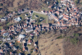 Vue aérienne de Vue sur le village à Dernbach dans le département Rhénanie-Palatinat, Allemagne
