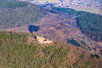 Ruines du château de Neuscharfeneck à Flemlingen dans le département Rhénanie-Palatinat, Allemagne hors des airs