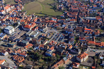 Vue aérienne de Parking et place du marché hebdomadaire sur Werner-Kastner-Platz à Edenkoben dans le département Rhénanie-Palatinat, Allemagne