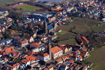 Vue aérienne de Hôtel de ville Edenkoben, église protestante Edenkoben et église catholique Saint-Louis à Edenkoben dans le département Rhénanie-Palatinat, Allemagne