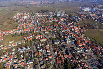 Vue aérienne de Vue d'ensemble de la ville depuis le sud à Edenkoben dans le département Rhénanie-Palatinat, Allemagne