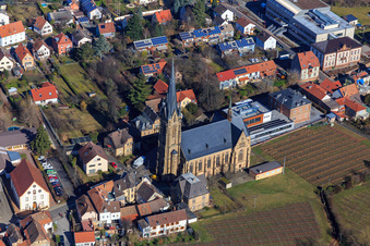 Vue aérienne de Église catholique Saint-Louis dans les vignobles du centre-ville à Edenkoben dans le département Rhénanie-Palatinat, Allemagne