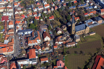 Photographie aérienne de Église catholique Saint-Louis dans les vignobles du centre-ville à Edenkoben dans le département Rhénanie-Palatinat, Allemagne