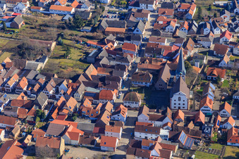 Vue aérienne de Église catholique à Venningen dans le département Rhénanie-Palatinat, Allemagne