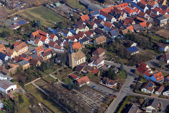 Vue aérienne de Église protestante Gommersheim au cimetière à Gommersheim dans le département Rhénanie-Palatinat, Allemagne