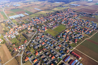 Vue aérienne de Vue d'ensemble du village depuis le sud-ouest avec le terrain de sport du SV Gommersheim 1945 eV au centre du village à Gommersheim dans le département Rhénanie-Palatinat, Allemagne