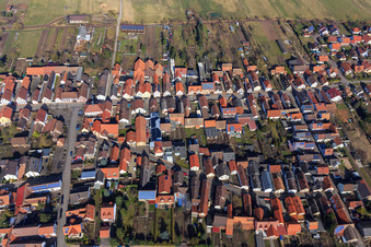 Vue aérienne de Ruelle arrière du sud à Gommersheim dans le département Rhénanie-Palatinat, Allemagne