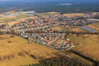 Vue aérienne de Vue d'ensemble du village depuis le sud à Hanhofen dans le département Rhénanie-Palatinat, Allemagne