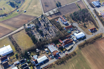Vue aérienne de C & U Sturm GmbH, Cemetery Harthausen et Fachhandelsring GmbH à Harthausen dans le département Rhénanie-Palatinat, Allemagne