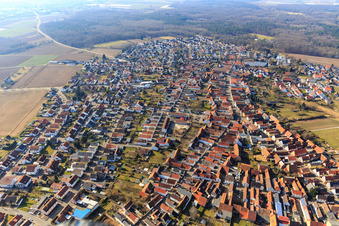 Vue aérienne de Vue de la ville depuis l'est à Harthausen dans le département Rhénanie-Palatinat, Allemagne