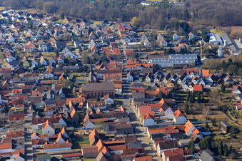 Vue aérienne de La Speyerer Straße vue de l'est avec l'église catholique Saint-Jean-Baptiste et la société Eugen Hufnagel GmbH & Co. KG à Harthausen dans le département Rhénanie-Palatinat, Allemagne