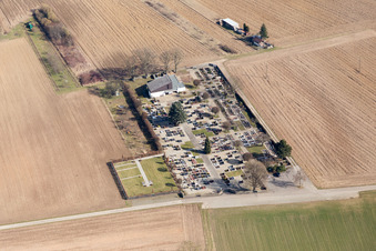 Vue aérienne de Cimetière à le quartier Heiligenstein in Römerberg dans le département Rhénanie-Palatinat, Allemagne