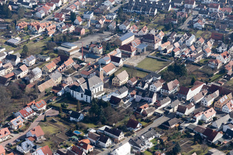 Vue aérienne de Église catholique Saint-Sigismond à le quartier Heiligenstein in Römerberg dans le département Rhénanie-Palatinat, Allemagne