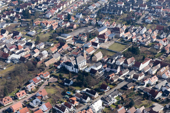 Vue aérienne de Église catholique Saint-Sigismond à le quartier Heiligenstein in Römerberg dans le département Rhénanie-Palatinat, Allemagne
