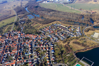 Vue aérienne de Phillipsburger Altrhein vu de l'est et Freyersee en hiver sans neige à Philippsburg dans le département Bade-Wurtemberg, Allemagne
