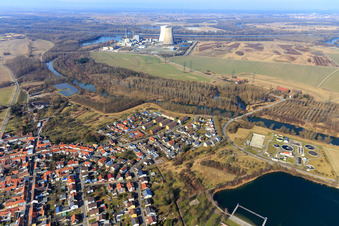 Vue aérienne de Centrale nucléaire EnBW Kernkraft GmbH (EnKK), Philippsburg derrière le Phillipsburger Altrhein de l'est et Freyersee en hiver sans neige à Philippsburg dans le département Bade-Wurtemberg, Allemagne
