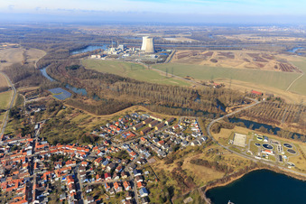 Vue aérienne de Centrale nucléaire EnBW Kernkraft GmbH (EnKK), Philippsburg derrière le Phillipsburger Altrhein de l'est et Freyersee en hiver sans neige à Philippsburg dans le département Bade-Wurtemberg, Allemagne
