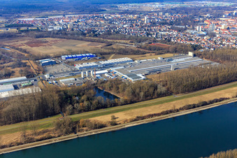 Vue aérienne de Zone industrielle Konrad-Nolte-Straße outre-Rhin avec menuiserie Knaus - Johann Knaus & Viktor Knaus GbR et Tobias Wünschel GmbH à Germersheim dans le département Rhénanie-Palatinat, Allemagne
