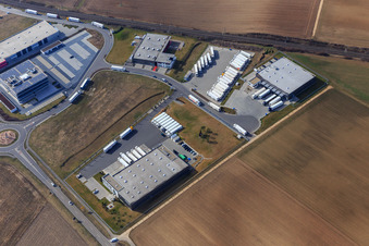 Vue aérienne de Zone industrielle dans la vallée de Spire avec ITK Engineering GmbH, TRANSAC International Shipping Company Ltd., Kardex Software GmbH et Resinnovation GmbH à Rülzheim dans le département Rhénanie-Palatinat, Allemagne